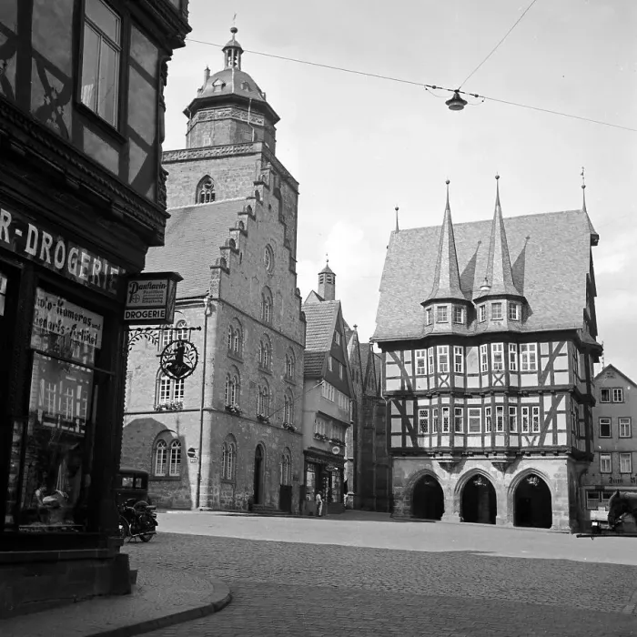 Framed Print : Alsfeld. Das Rathaus auf dem Hauptmarkt in der Innenstadt von Alsfeld in Hessen Framed Print : Alsfeld. Das Rathaus auf dem Hauptmarkt in der Innenstadt von Alsfeld in Hessen