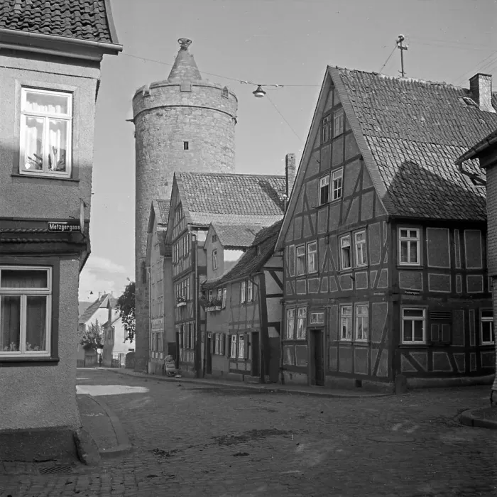 Stampa con cornice : Alsfeld. Case a fagotto nella Via Unter Fulda con ingresso sulla Via Steingraben Stampa con cornice : Alsfeld. Case a fagotto nella Via Unter Fulda con ingresso sulla Via Steingraben
