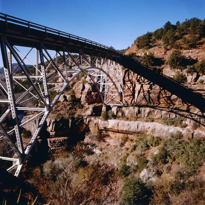 Impression encadrée : Arizona. La ponte Midgley dans le canyon d'Oal creek au nord-est de Sedona, en Arizona Impression encadrée : Arizona. La ponte Midgley dans le canyon d'Oal creek au nord-est de Sedona, en Arizona