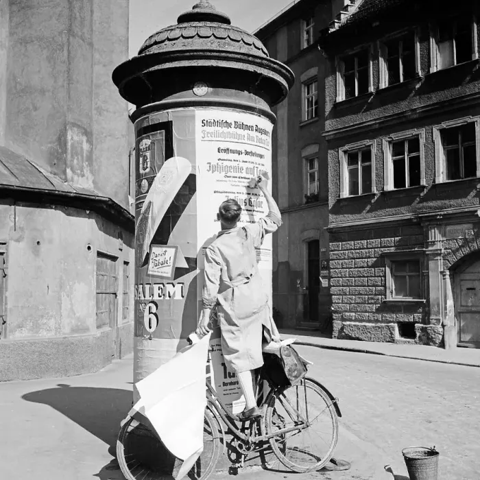 Stampa con cornice : Augsburg. Un cartellone adesivo appassa un annuncio per una rappresentazione Stampa con cornice : Augsburg. Un cartellone adesivo appassa un annuncio per una rappresentazione