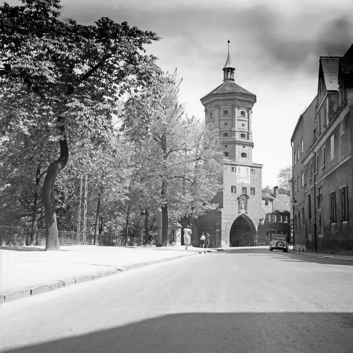 Framed Print : Augsburg. Das Wertachbrucker Tor in Augsburg, Deutschland 1930er Jahre Framed Print : Augsburg. Das Wertachbrucker Tor in Augsburg, Deutschland 1930er Jahre