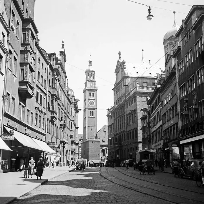 Framed Print : Augsburg. Der Perlachturm in der Innenstadt neben dem Rathaus in Augsburg Framed Print : Augsburg. Der Perlachturm in der Innenstadt neben dem Rathaus in Augsburg