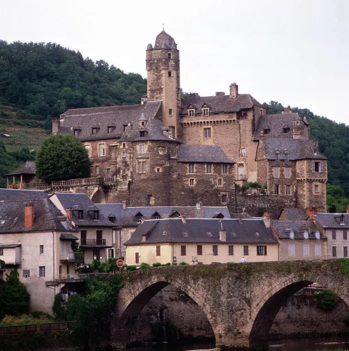 Framed Print : Aveyron. Burg und Dorf Estaing neben der der alten Brücke über den Fluss Framed Print : Aveyron. Burg und Dorf Estaing neben der der alten Brücke über den Fluss