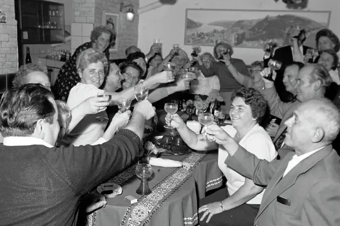 Stampa con cornice : Bacharach. Cittadini si riuniscono per una festa conviviale nella città di Bacharach Stampa con cornice : Bacharach. Cittadini si riuniscono per una festa conviviale nella città di Bacharach