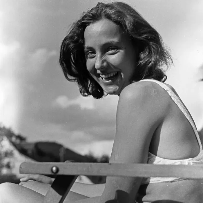 Framed Print : Badenixe. Eine junge Frau beim Sonnenbad am Schwimmbecken, Deutschland 1930er Jahre Framed Print : Badenixe. Eine junge Frau beim Sonnenbad am Schwimmbecken, Deutschland 1930er Jahre