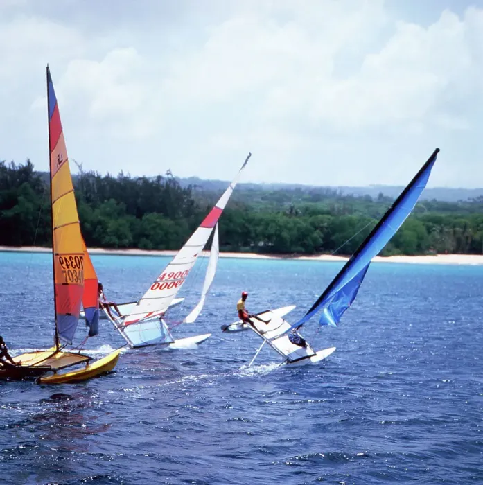 Impresión enmarcada : Barbados. Seglar con el pequeño catamarán frente a la costa oeste de Barbados en 1985