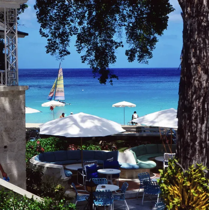 Gerahmter Druck : Barbados. Blick auf den Strandschaften des Golfsresorts am westlichen Küstenbereich