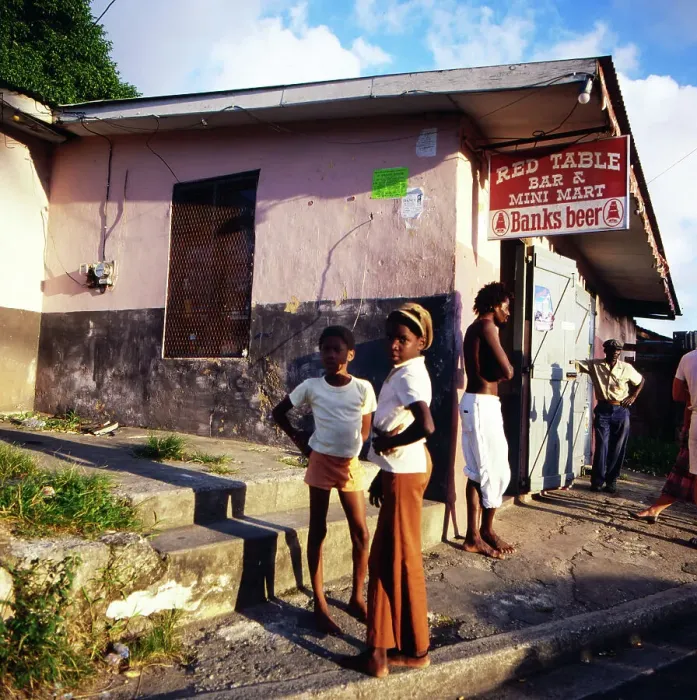 Framed Print : Barbados. Zwei Jungen in der Abendsonne vor einer Komnination aus Bar und Framed Print : Barbados. Zwei Jungen in der Abendsonne vor einer Komnination aus Bar und