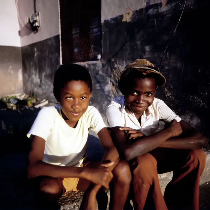 Impresión enmarcada : Barbados. Dos jóvenes sentados en la luz del atardecer sobre una escalera Impresión enmarcada : Barbados. Dos jóvenes sentados en la luz del atardecer sobre una escalera