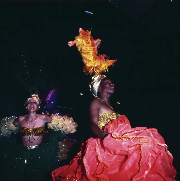 Gerahmter Druck : Barbados. Tanzvorführung für Touristen im Hotel auf Barbados, Ende der 1980er Jahre Gerahmter Druck : Barbados. Tanzvorführung für Touristen im Hotel auf Barbados, Ende der 1980er Jahre