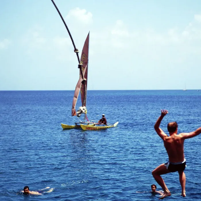 Stampa con cornice : Barbados. Cieluire con il piccolo catamarano davanti alla costa occidentale