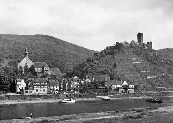 Framed Print : Beilstein. Blick auf die Ortschaft Beilstein mit der Burg Metternich an der Mosel Framed Print : Beilstein. Blick auf die Ortschaft Beilstein mit der Burg Metternich an der Mosel