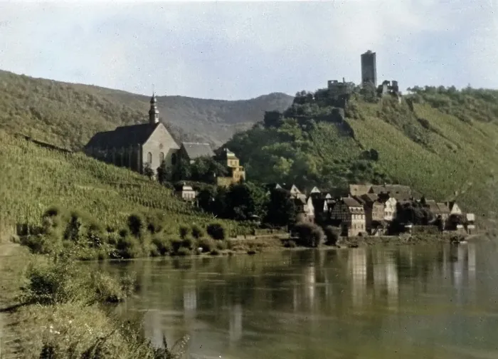 Impression encadrée : Beilstein. Vue sur la localité de Beilstein à l'endroit de la rivière Moselle Impression encadrée : Beilstein. Vue sur la localité de Beilstein à l'endroit de la rivière Moselle