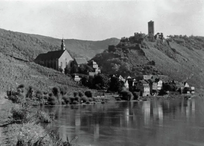 Impresión enmarcada : Beilstein. Blicke sobre la aldea de Beilstein a la río Mosela en Alemania Impresión enmarcada : Beilstein. Blicke sobre la aldea de Beilstein a la río Mosela en Alemania