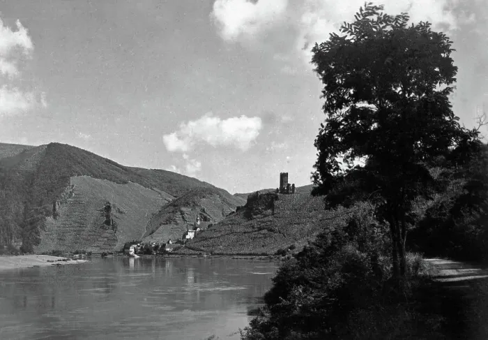 Framed Print : Beilstein. Blick auf die Ortschaft Beilstein an der Mosel, Deutschland 1930er Jahre Framed Print : Beilstein. Blick auf die Ortschaft Beilstein an der Mosel, Deutschland 1930er Jahre