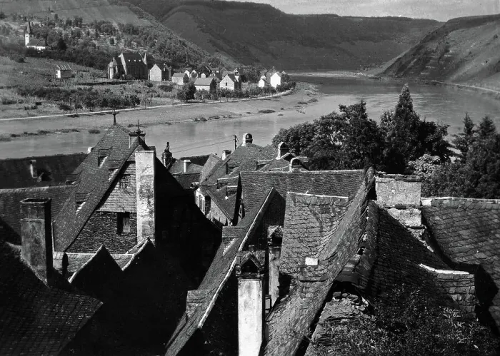 Impression encadrée : Beilstein. Vue sur la localité de Beilstein à côté du Rhin Impression encadrée : Beilstein. Vue sur la localité de Beilstein à côté du Rhin