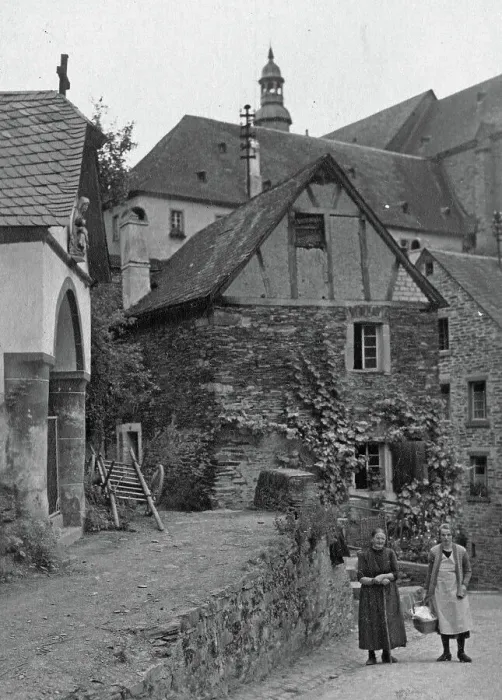 Stampa con cornice : Beilstein. Due donne a Beilstein sulla Mosella, Germania negli anni '20 Stampa con cornice : Beilstein. Due donne a Beilstein sulla Mosella, Germania negli anni '20