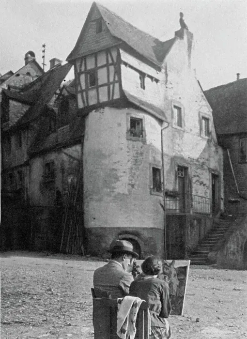 Framed Print : Beilstein. Ein Maler nimmt ein altes Fachwerkhaus in Beilstein an der Mosel als Motiv Framed Print : Beilstein. Ein Maler nimmt ein altes Fachwerkhaus in Beilstein an der Mosel als Motiv