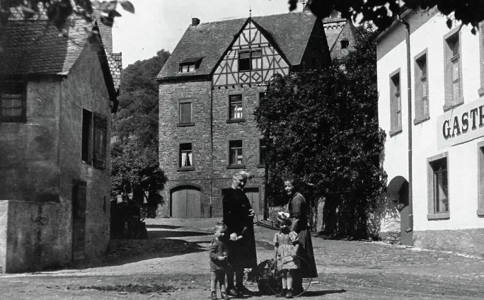 Impression encadrée : Beilstein. Femmes et enfants dans les rues de Beilstein sur la Moselle Impression encadrée : Beilstein. Femmes et enfants dans les rues de Beilstein sur la Moselle