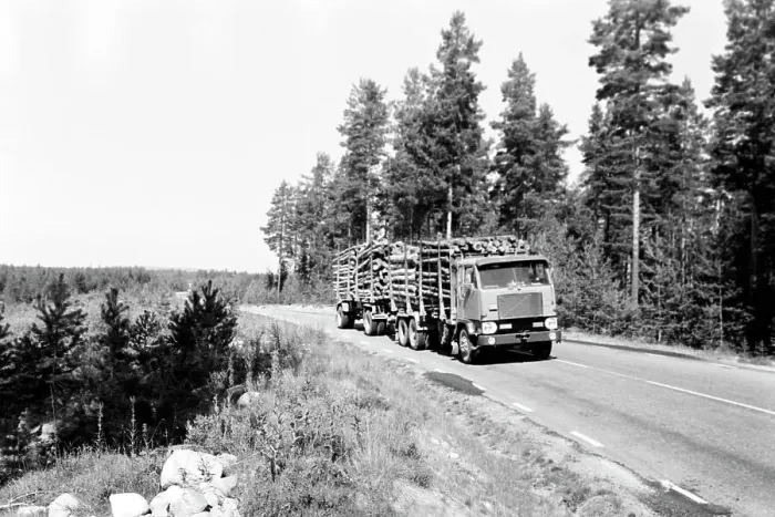 Impresión enmarcada : Un camión de madera viaja por la carretera, lago Bergviken Suecia 1969. Impresión enmarcada : Un camión de madera viaja por la carretera, lago Bergviken Suecia 1969.