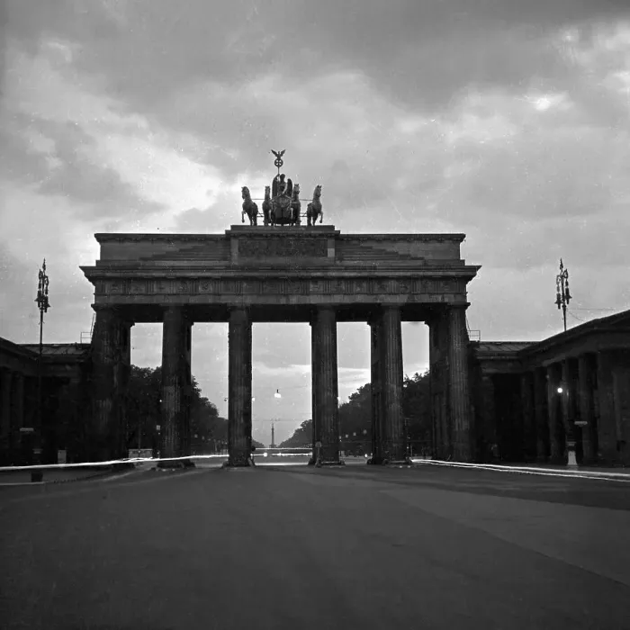 Impresión enmarcada : Berlin. El torre del castillo de Berlín en la hora puesta, Alemania 1940