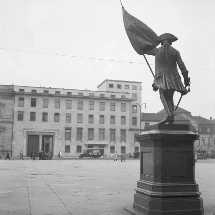 Framed Print : Berlin. Statuein Berlin, Deutschland 1930er Jahre. Sculpture at Berlin, Germany 1930s