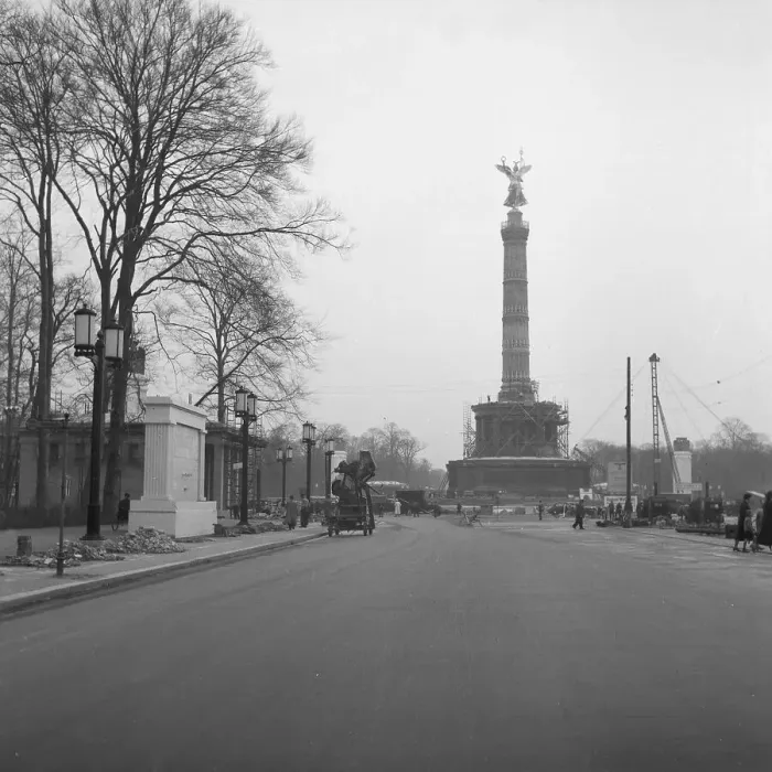 Stampa con cornice : Berlin. Stazione di costruzione intorno alla Vittoria e la colonna a Berlino