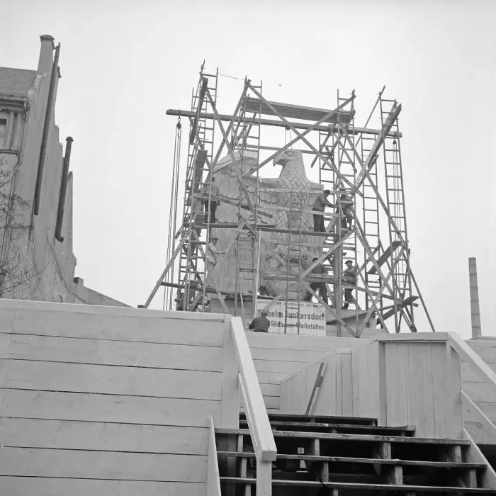 Impresión enmarcada : Berlin. Señal de autoría en construcción alrededor del monumento a la victoria en Berlín Impresión enmarcada : Berlin. Señal de autoría en construcción alrededor del monumento a la victoria en Berlín