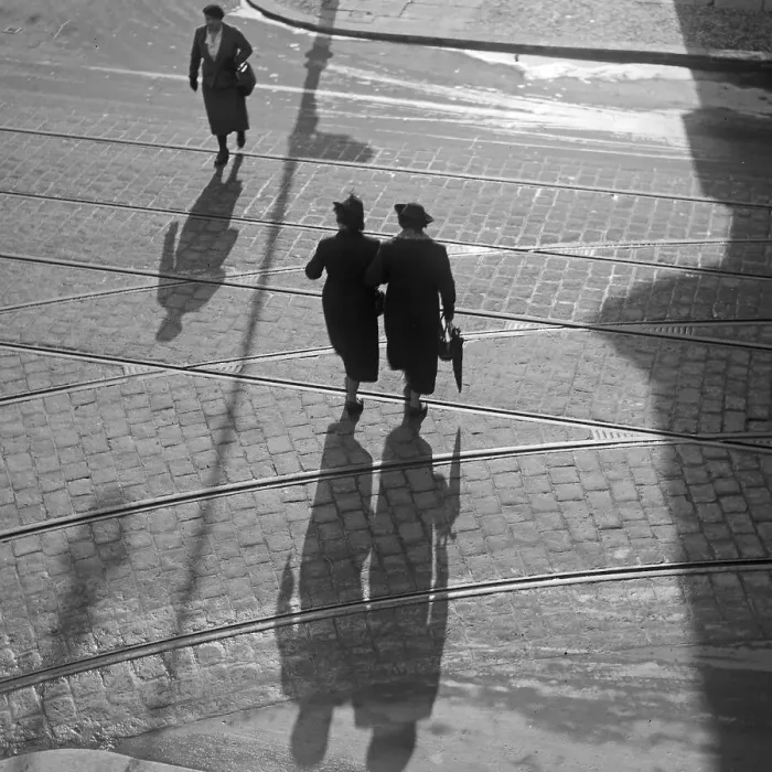 Impression encadrée : Berlin. Les gens à la rue de Berline projettent longues ombres Impression encadrée : Berlin. Les gens à la rue de Berline projettent longues ombres