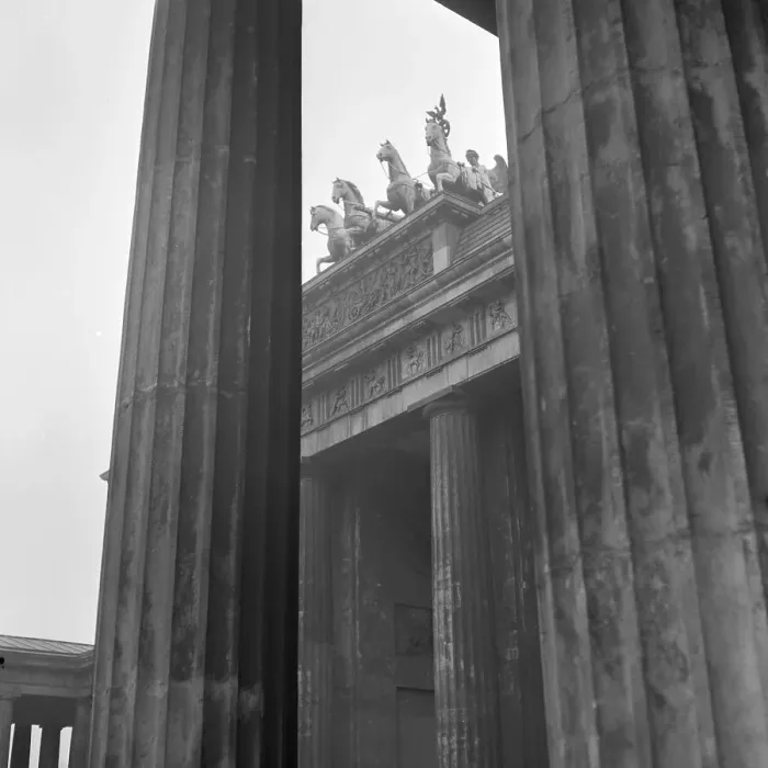 Framed Print : Berlin. Das Brandenburger Tor in Berlin mit der Quadriga, Deutschland 1930er Jahre Framed Print : Berlin. Das Brandenburger Tor in Berlin mit der Quadriga, Deutschland 1930er Jahre