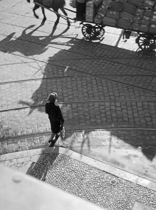 Stampa con cornice : Berlin. Una donna su una strada di una città tedesca negli anni '30 Stampa con cornice : Berlin. Una donna su una strada di una città tedesca negli anni '30