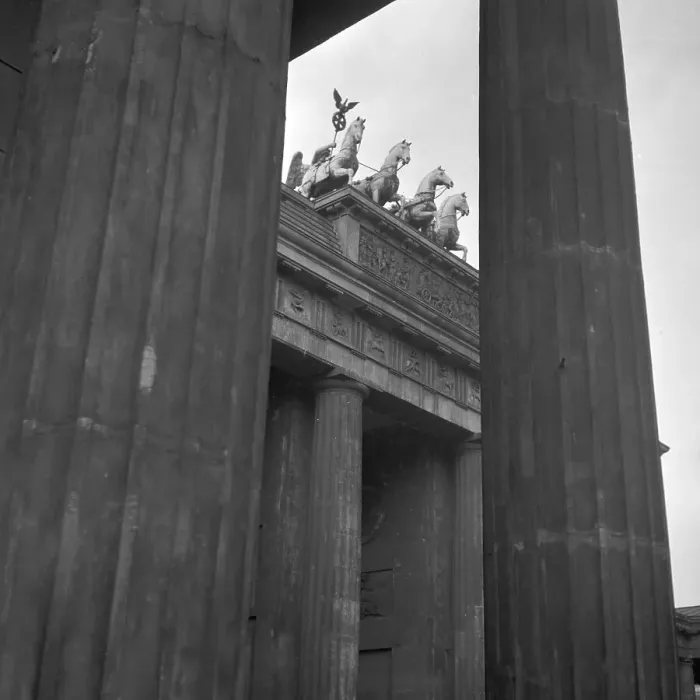 Stampa con cornice : Berlin. Il Brandenburger Tor a Berlino con la quadriga, Germania anni '30 Stampa con cornice : Berlin. Il Brandenburger Tor a Berlino con la quadriga, Germania anni '30