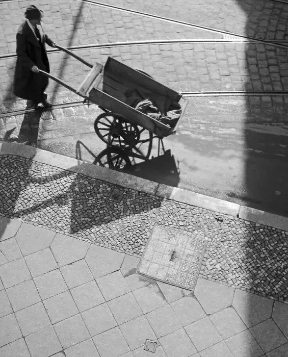 Framed Print : Berlin. Ein Mann mit einem Handkarren in den Straßen von Berlin, Deutschland 1930er Jahre Framed Print : Berlin. Ein Mann mit einem Handkarren in den Straßen von Berlin, Deutschland 1930er Jahre