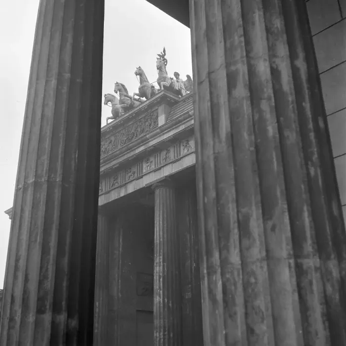 Framed Print : Berlin. Das Brandenburger Tor in Berlin mit der Quadriga, Deutschland 1930er Jahre Framed Print : Berlin. Das Brandenburger Tor in Berlin mit der Quadriga, Deutschland 1930er Jahre