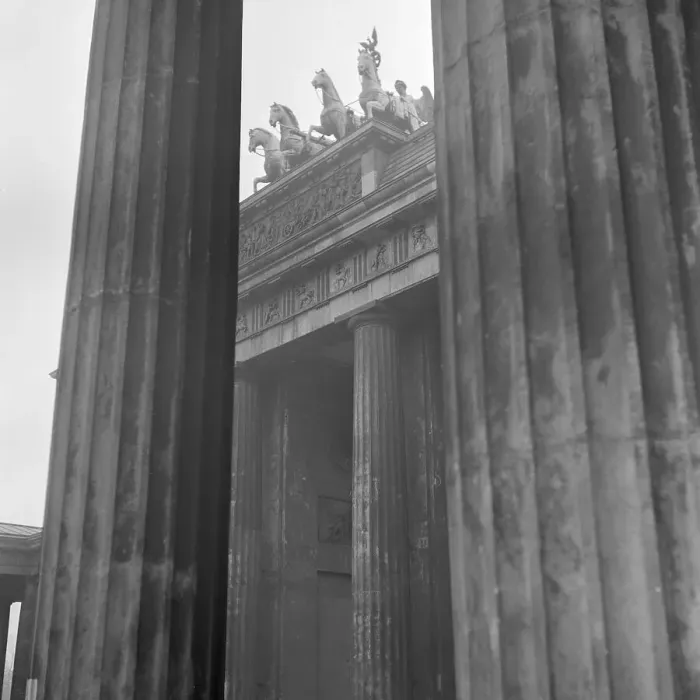 Impression encadrée : Berlin. Le Portail de Brandebourg à Berline avec la quadriga en Allemagne des années 1930 Impression encadrée : Berlin. Le Portail de Brandebourg à Berline avec la quadriga en Allemagne des années 1930