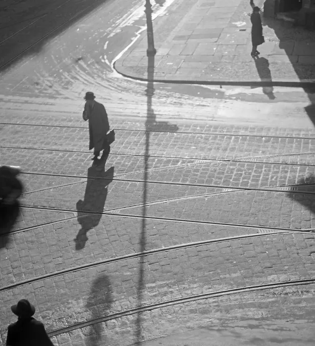 Stampa con cornice : Berlin. Le persone nella strada di Berlino lanciano lunghi ombre Stampa con cornice : Berlin. Le persone nella strada di Berlino lanciano lunghi ombre