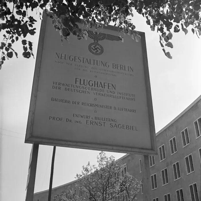 Framed Print : Berlin. Schild zu Baumaßnahmen im Rahmen der Neugestaltung der Reichshauptstadt Framed Print : Berlin. Schild zu Baumaßnahmen im Rahmen der Neugestaltung der Reichshauptstadt