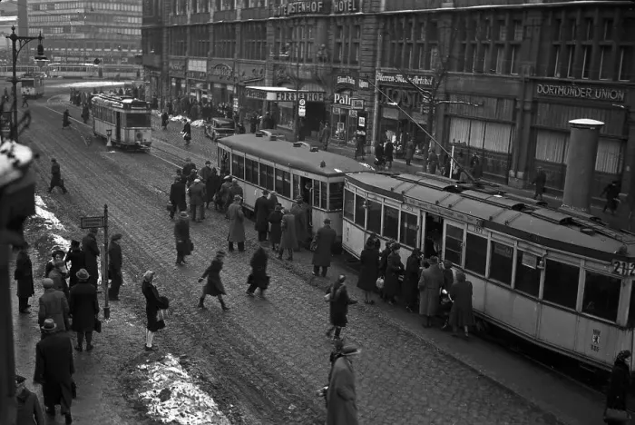 Impression encadrée : Berlin. Une tramway de la ligne 25 au hivernale Berlint en Allemagne des années 1940 Impression encadrée : Berlin. Une tramway de la ligne 25 au hivernale Berlint en Allemagne des années 1940