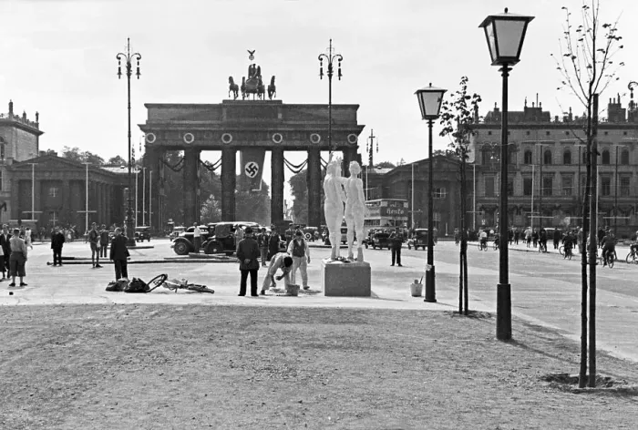 Framed Print : Berlin. Das Brandenburger Tor in Berlin während der Olympiade, Deutschland 1930er Jahre Framed Print : Berlin. Das Brandenburger Tor in Berlin während der Olympiade, Deutschland 1930er Jahre