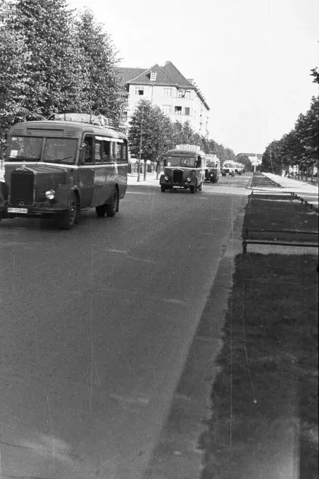 Impresión enmarcada : Berlin. Autobuses de la Posta del Reich Alemán recorriendo las calles de Berlín Impresión enmarcada : Berlin. Autobuses de la Posta del Reich Alemán recorriendo las calles de Berlín