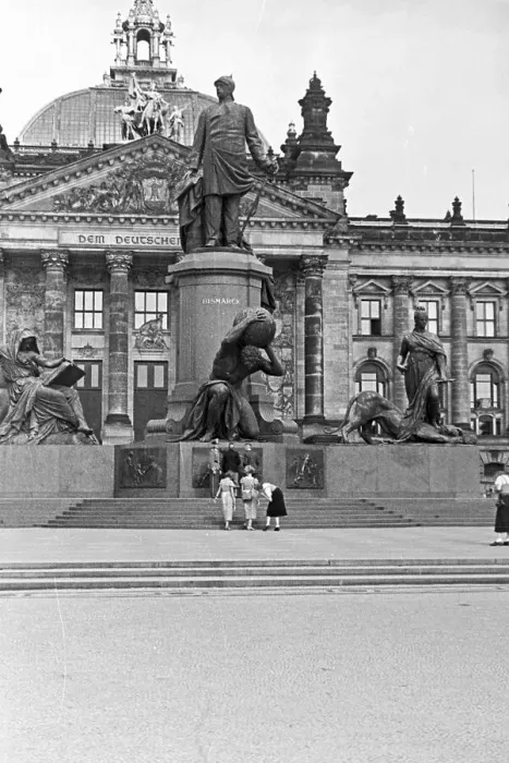 Framed Print : Berlin. Bismarckstatue vor dem Reichstag in Berlin, Deutschland 1930er Jahre Framed Print : Berlin. Bismarckstatue vor dem Reichstag in Berlin, Deutschland 1930er Jahre