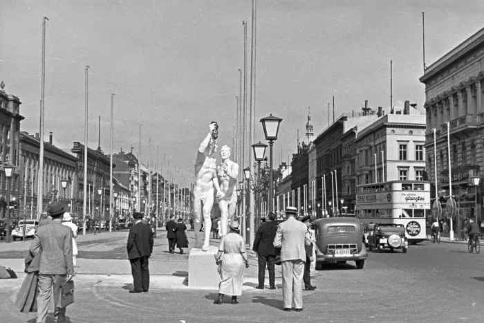Impresión enmarcada : Berlin. Blik a la Casa Roja del Ayuntamiento en Berlín, Alemania décadas de 1930 Impresión enmarcada : Berlin. Blik a la Casa Roja del Ayuntamiento en Berlín, Alemania décadas de 1930