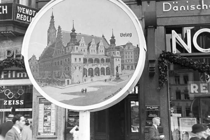 Framed Print : Berlin. Eine Fotografie des Rathauses der Stadt Brieg als Display in den Straße von Berlin Framed Print : Berlin. Eine Fotografie des Rathauses der Stadt Brieg als Display in den Straße von Berlin
