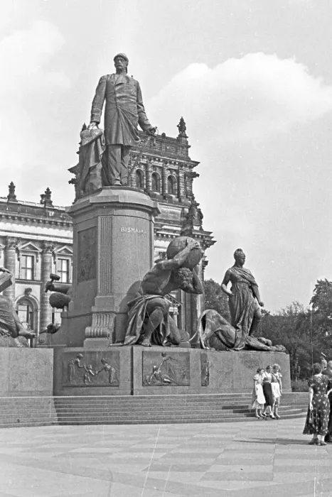 Gerahmter Druck : Berlin. Bismarcksäule vor dem Reichstagsgebäude in Berlin, Deutschland der Jahrzehnte 30