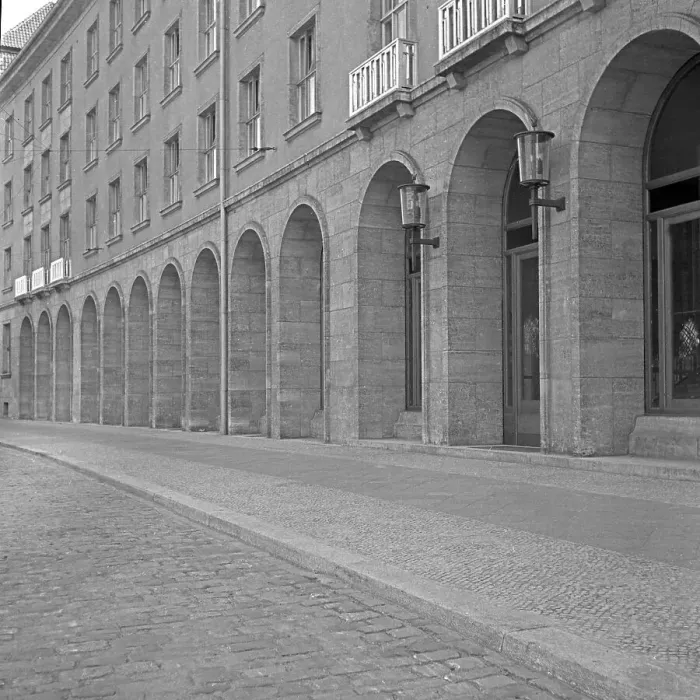 Framed Print : Berlin. Original-Bildunterschrift. Neugestaltung Berlin - Geschäfshäuser Framed Print : Berlin. Original-Bildunterschrift. Neugestaltung Berlin - Geschäfshäuser