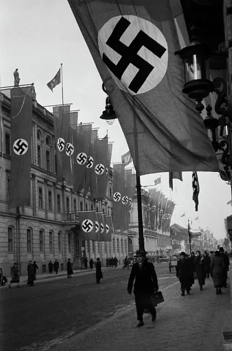 Framed Print : Berlin. Passanten auf einer mit Reichsflaggen geschmückten Straße in Berlin Framed Print : Berlin. Passanten auf einer mit Reichsflaggen geschmückten Straße in Berlin