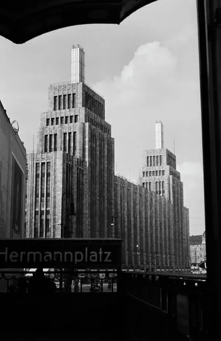 Framed Print : Berlin. Turm am Karstadthaus auf dem Hermannplatz mit Eingang zur U-Bahnstation in Berlin Framed Print : Berlin. Turm am Karstadthaus auf dem Hermannplatz mit Eingang zur U-Bahnstation in Berlin
