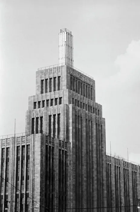 Framed Print : Berlin. Turm am Karstadthaus auf dem Hermannplatz in Berlin, Deutschland um 1937 Framed Print : Berlin. Turm am Karstadthaus auf dem Hermannplatz in Berlin, Deutschland um 1937