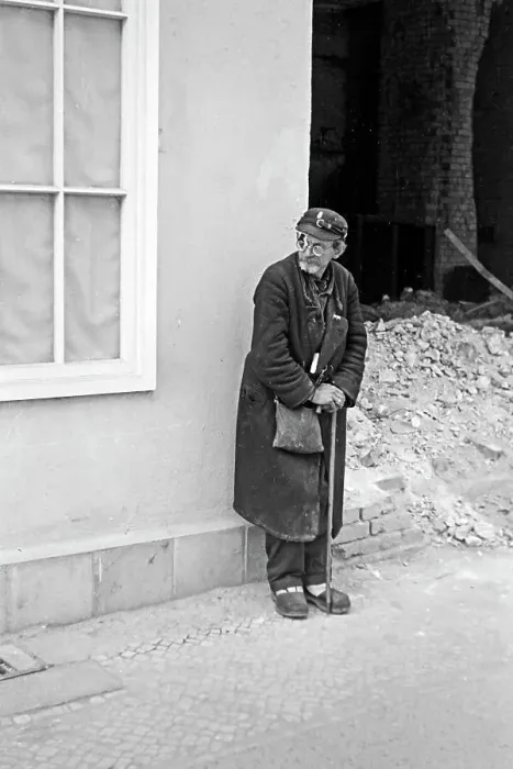 Impresión enmarcada : Berlin. Un soldado herido de guerra rechaza contra una pared en Berlín, Alemania 1949 Impresión enmarcada : Berlin. Un soldado herido de guerra rechaza contra una pared en Berlín, Alemania 1949