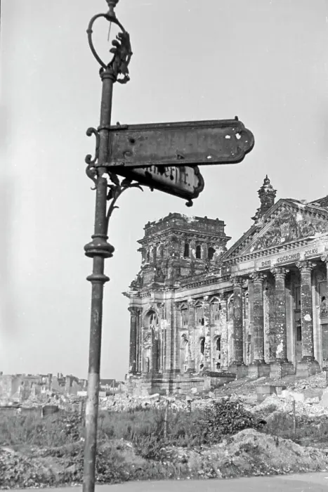 Framed Print : Berlin. Blick an einem Straßenschild vorbei auf das zerstörte Reichstagsgebäude in Berlin